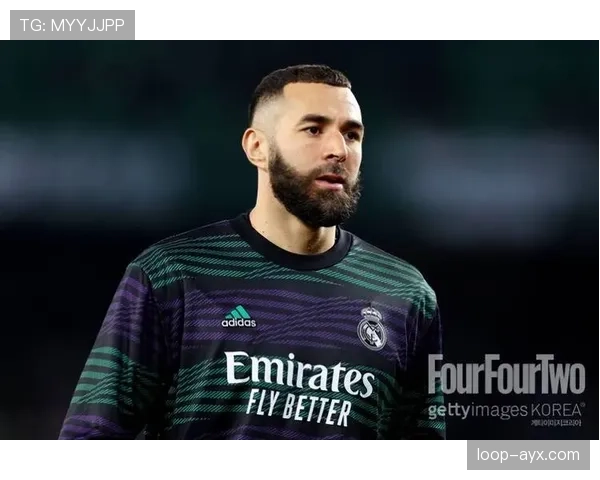 本泽马以领袖风范与进攻艺术引领前锋角色新变革